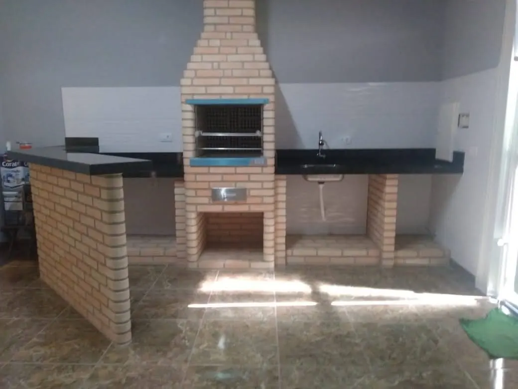 Churrasqueira de tijolo à vista com bancada de granito em Piracicaba