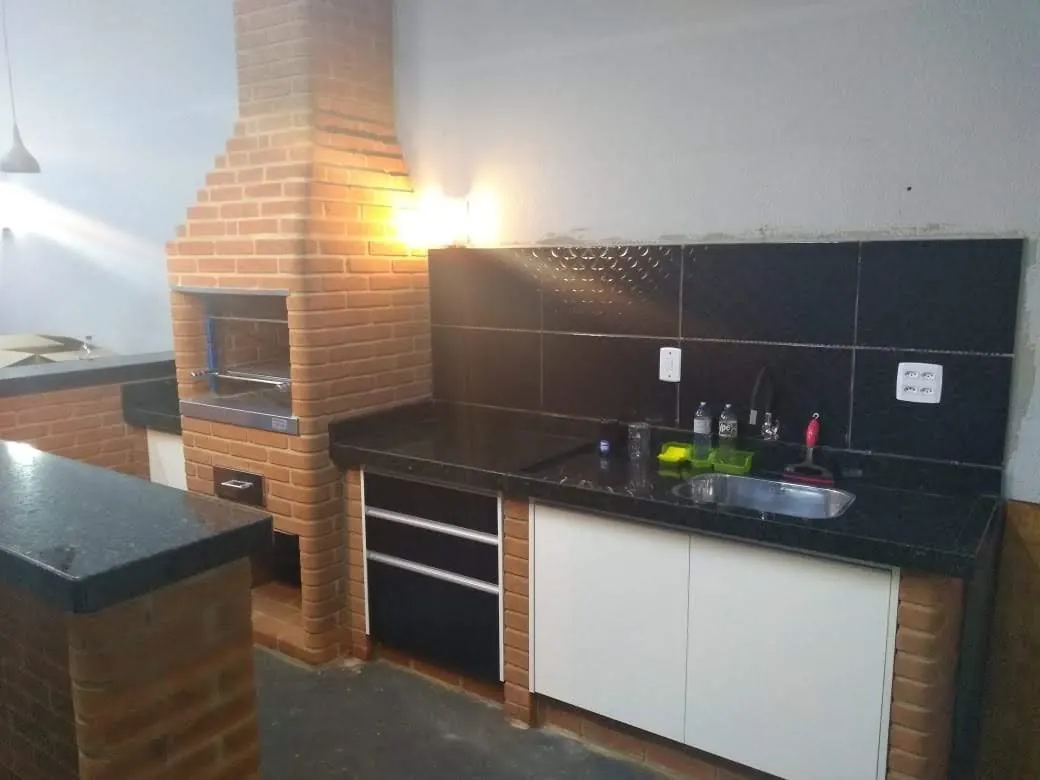 Churrasqueira com bancada de granito preto — Cesar Grill