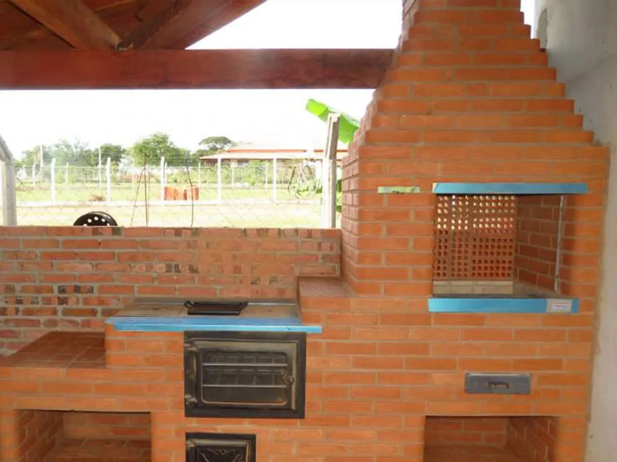 Churrasqueira e forno a lenha em tijolo à vista — Cesar Grill