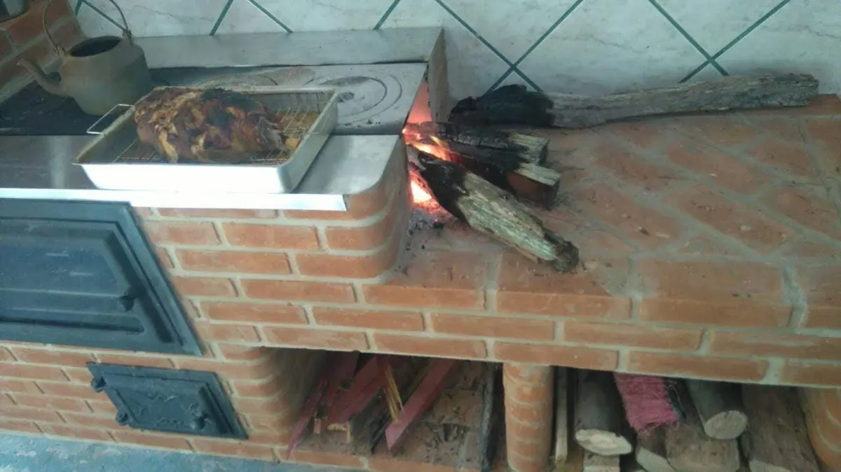 Fogão a lenha de tijolo aceso