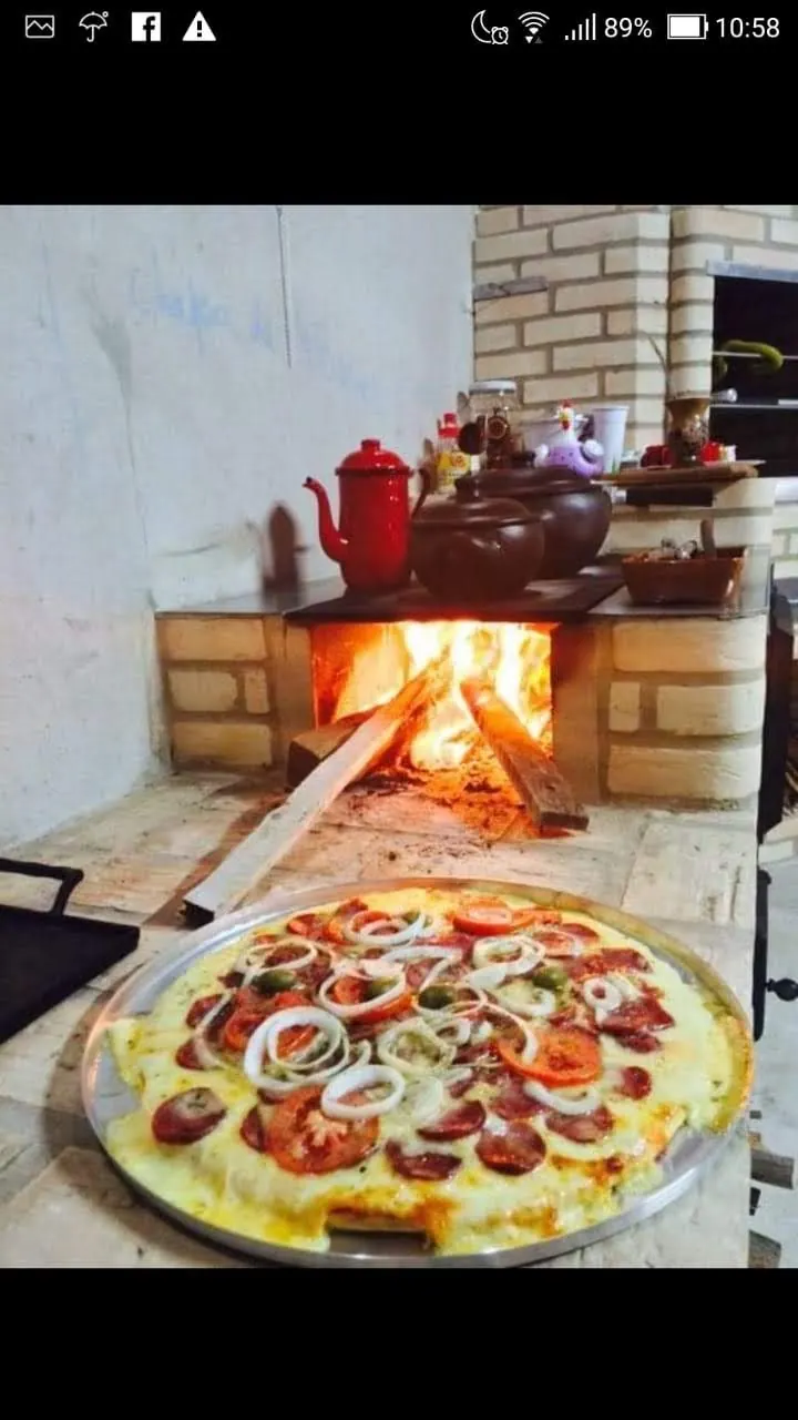 Pizza assada no forno a lenha